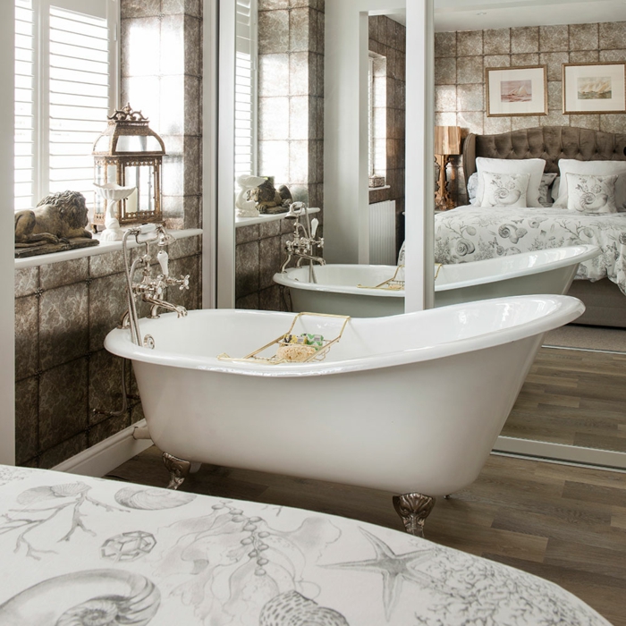 claves de moda para pintar un piso, bañera blanca pequeña, con decoración de espejos grndes en la habitación