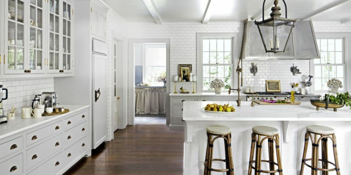 cocina blanca y gris decorada con mucho encanto, larga isla con sillas altas, ideas de decoración de espacios modernos 