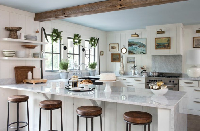 ideas de decoración cocina rústica moderna, cocina blanca y gris con techo en azul claro con vigas 