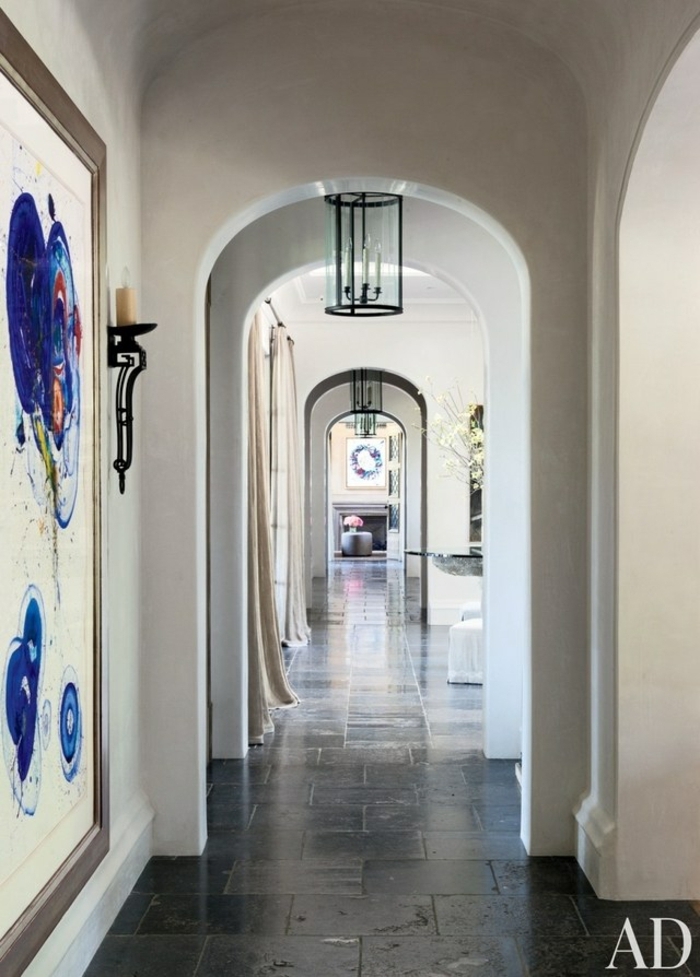 deoración alucinante de entraditas modernas, corredor estrecho decorado en tonos claros, grande pintura en la pred 