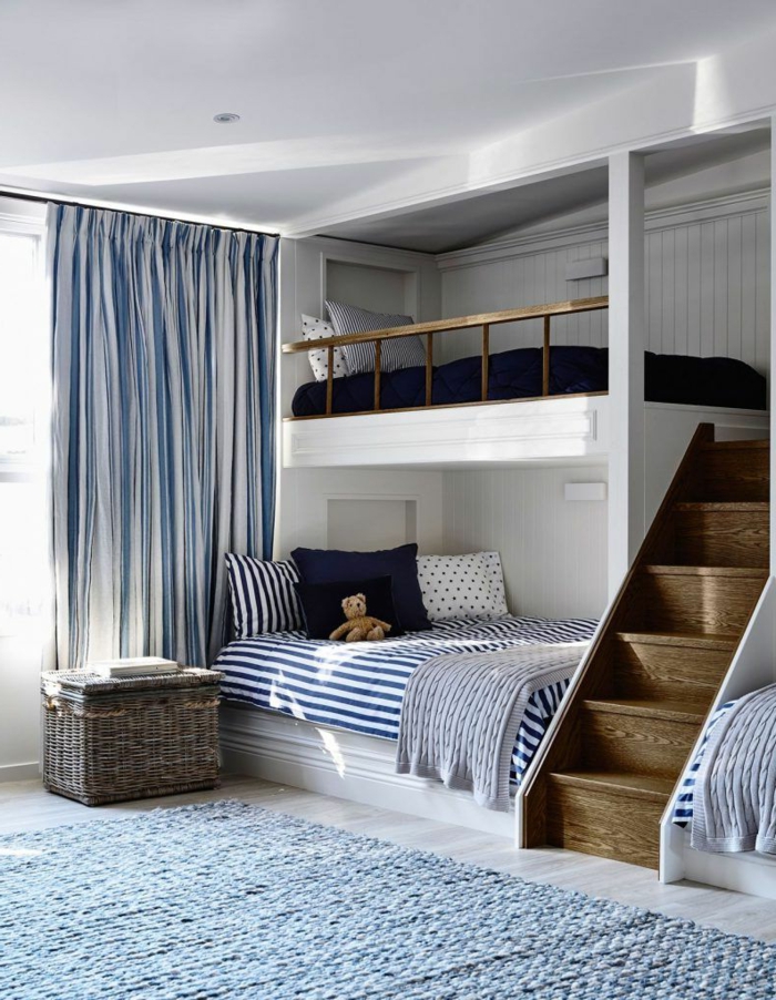 como decorar una habitacion pequeña, litera de color blanco con parquet gris con alfombra de color azul