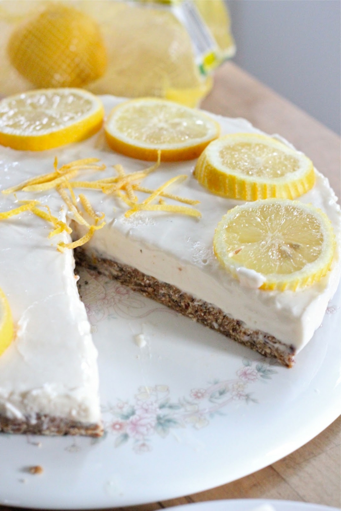 preciosa tarta de tarta de queso fresco, base de galletas y limón, decoración con ralladura de limón