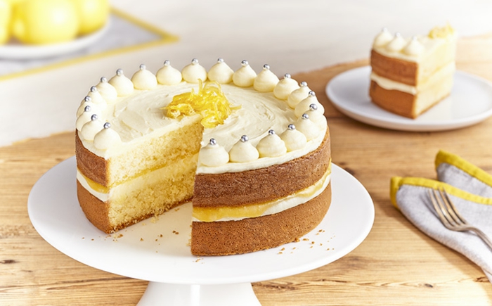 tartas caseras decoradas para ocasiones especiales, bizcocho de limon esponjoso y glaseado blanco 