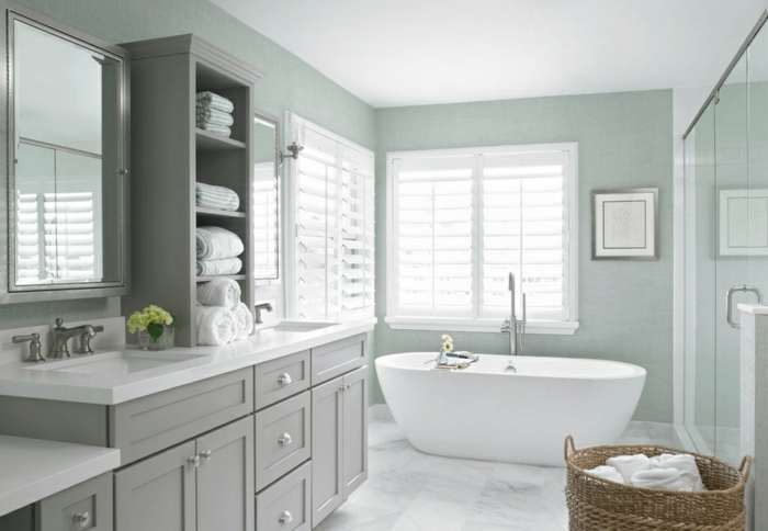 ideas de reforma baño pequeño, paredes en verde grisáceo, armario en gris y suelo de mármol 