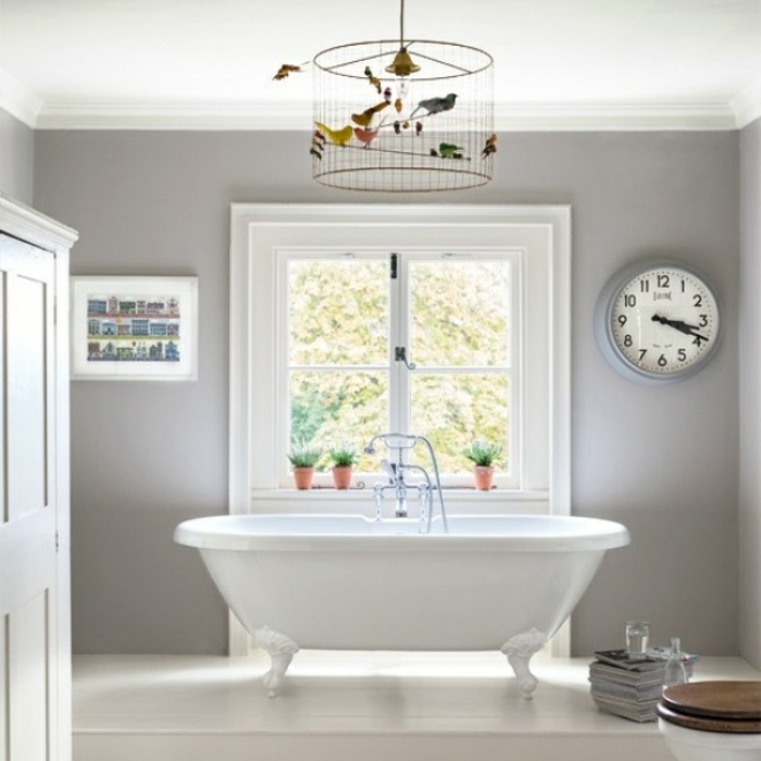 cuartos de baño de diseño decorados en gris y blanco, paredes en gris, cuadros decorativos 