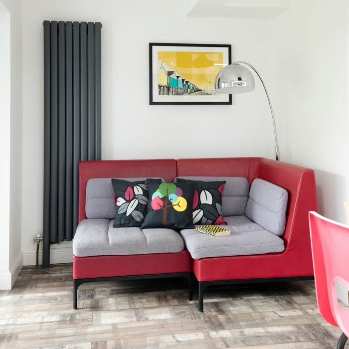 decoracion apartamentos pequeños, sofá en rojo con cojines en gris claro, lámpara alta y cuadro en la pared