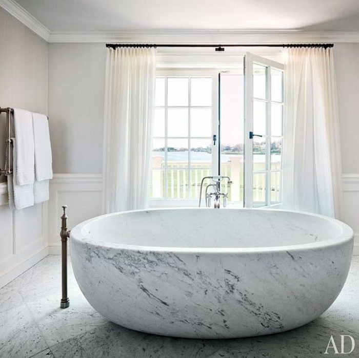 preciosas ideas de cuartos de baño de diseño decorados en blanco y gris, grande bañera de mármol 