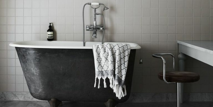 cuartos de baño de diseño decorados en estilo vintage, bañera patas garra en gris oscuro 