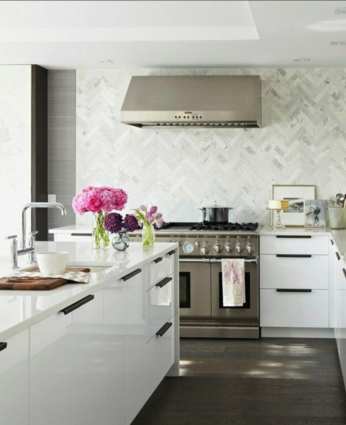 ideas y fotos encimeras para cocinas blancas, bonita cocina decorada en blanco y gris, suelo de parquet 