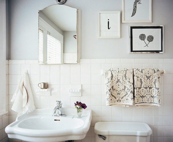 baños modernos con ducha decorados con encanto, cuadros decorativos modernos y espejo vintage 