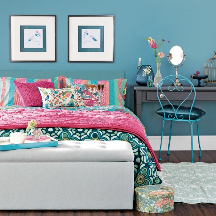 decoracion pisos pequeños, cama con sábanas de diferentes colores con motivos étnicos, cuadros