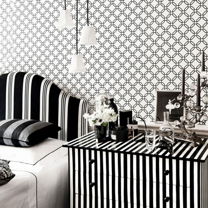 decoracion pisos pequeños, habitación con decoración en blanco y negro con armario de rayas verticales