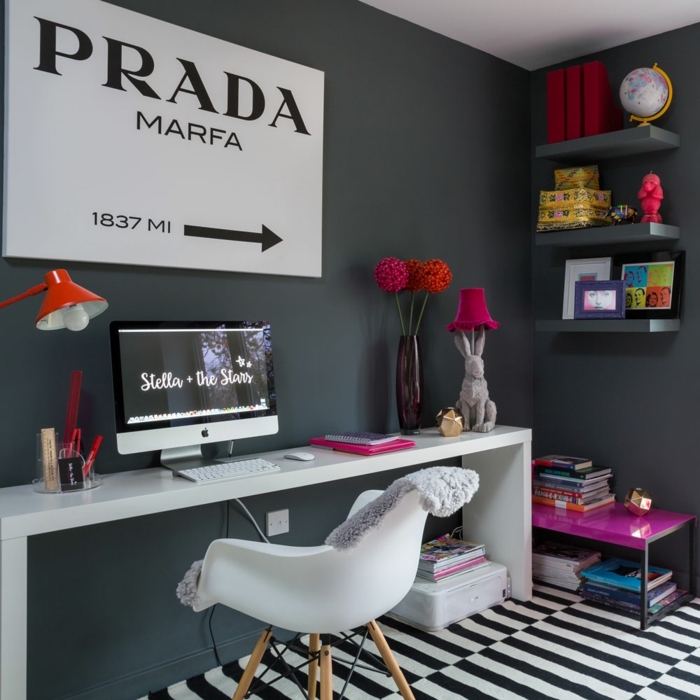 decoracion salon pequeño, suelo con alfombra en blanco y negro, inscripcion PRADA MARFA