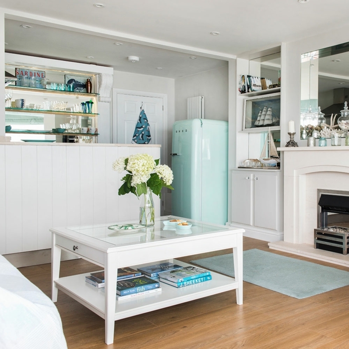 decoracion salon pequeño, salón con mesablanca, con suelo de parquet claro, nevera en azul claro