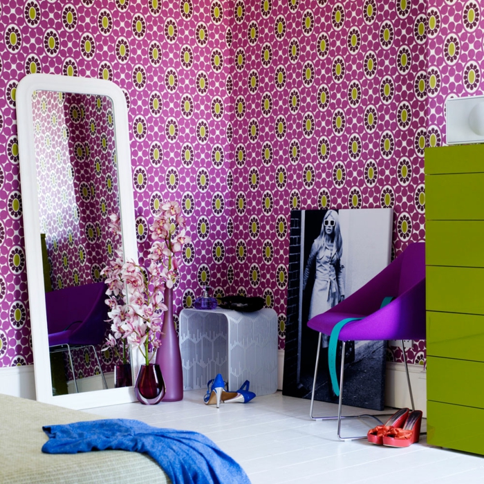 decorar salon pequeño, vinilo en color lila con circulos en verde, espejo largo y grande, armario verde