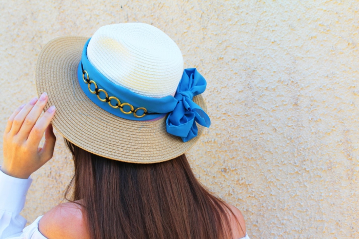 manualidades caseras para hacer en verano, como decorar un sombrero de verano de maravilla