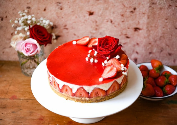 preciosa tarta de queso fresco y fresas adornada con flores, recetas de postres ricos y fáciles de hacer 