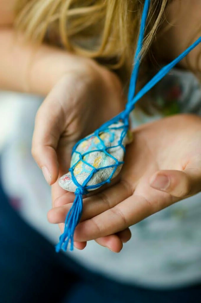 ideas de manualidades originales inspiradas en el verano, collar DIY hecho de una piedra pintada 