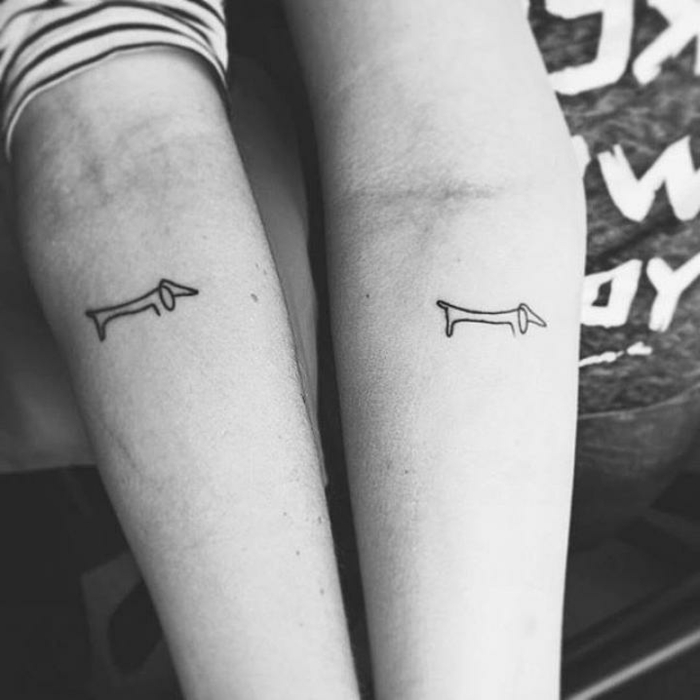 ideas de tattoo antebrazo para parejas, pequeños dibujos de perros tejoneros ocn una sola línea 