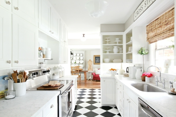 preciosa decoración pequeña cocina decorada en blanco, azulejos en blanco y negro, mueles blancos 