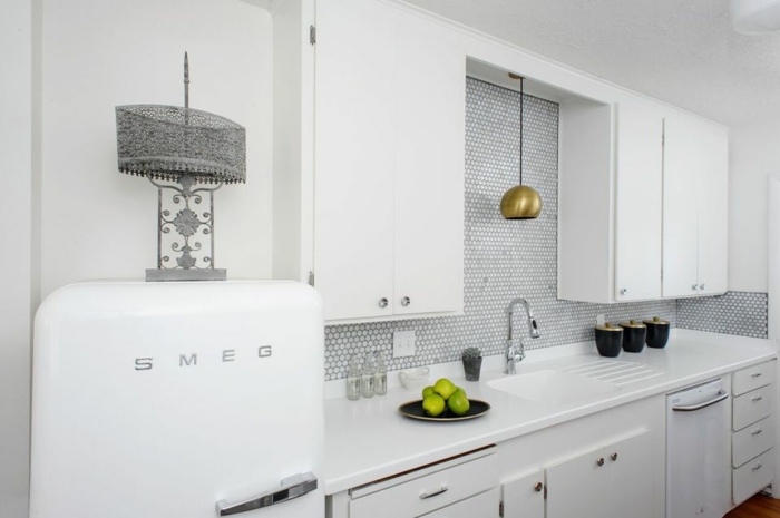 cocinas blancas pequeñas decoradas en estilo contemporáneo, armarios blancos, pared con azulejos pequeños en forma de hexágonos