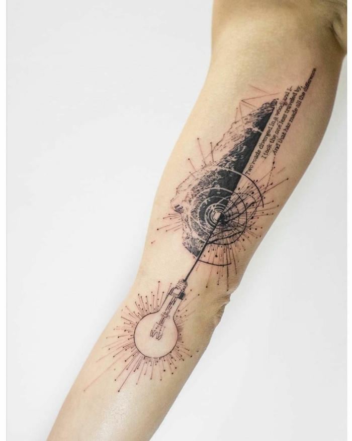 grande tattoo antebrazo hombre en la parte interna del brazo y el antebrazo, elementos geométricos y letras 