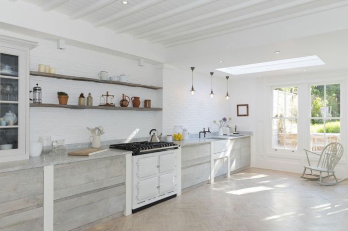 ideas de decoración cocinas rusticas blancas, suelo de parquet, barra alargada en gris y blanco, lámparas colgantes 