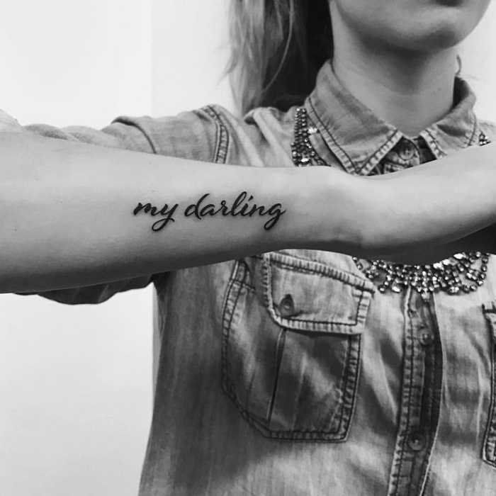preciosas ideas de tatuajes brazo mujer con letras, ideas de diseños de tatuajes en el antebrazo 