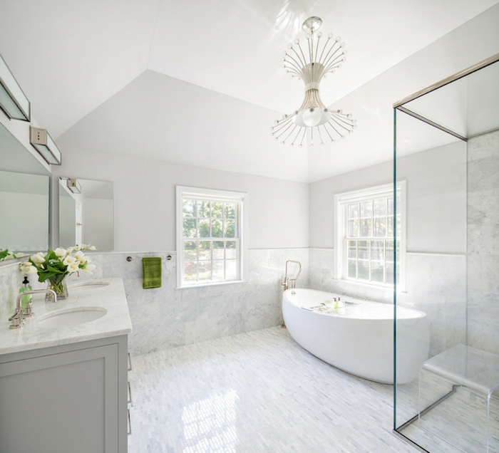 cuartos de baño de diseño decorados en blanco y gris, bañera exenta oval, espacio abuhardillado 