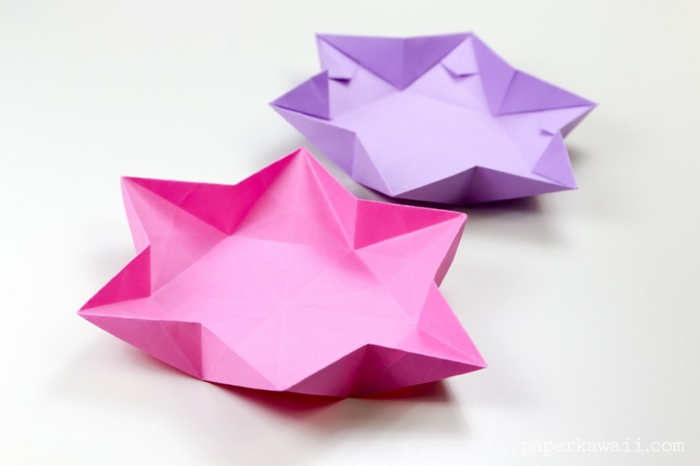 papiroflexia facil para niños y adultos, estrellas origami 3D hechas de papel en morado y lila 