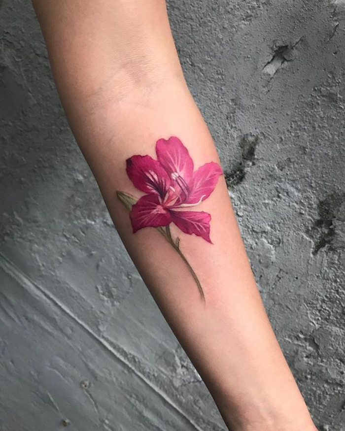 grande flor en morado tatuada en la mano, tatuajes brazo mujer de encanto, diseños de tattoos antebrazo 