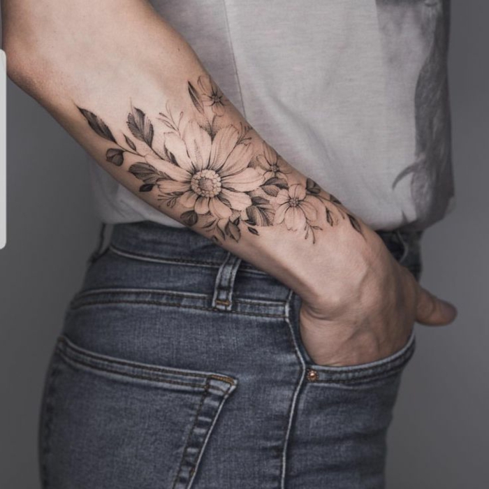 diseños de tattoo antebrazo, bonito dibujos de flroes ocn grande girasol tatuado en el antebrazo 