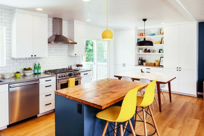 decoración de cocinas blancas con detalles coloridos, espacio pequeño, suelo de parquet y sillas en amarillo 