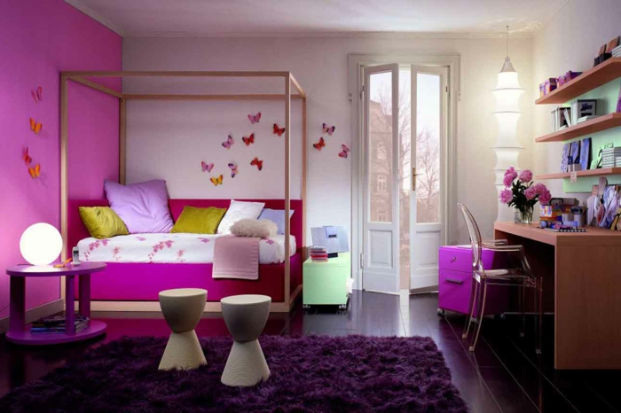 habitaciones juveniles niña, alfombra morada de pelos gordos con paredes en blanco y lila, sillas y terazza