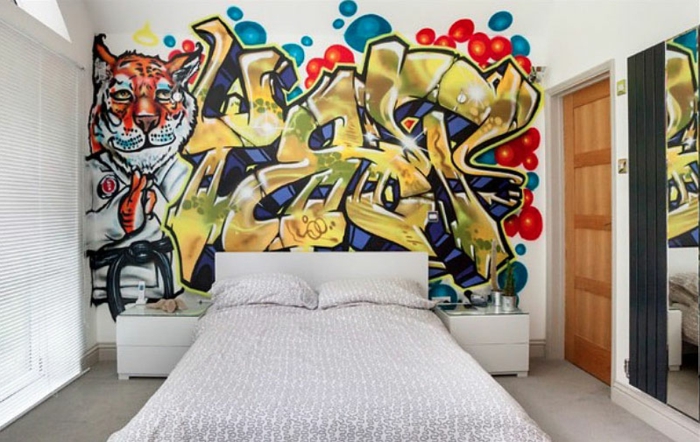 habitaciones juveniles modernas, pared con graffiti de colores, cama blanca con sábanas en gris y blanco