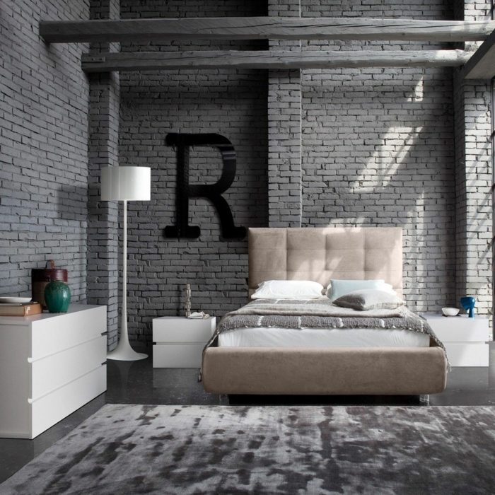 habitaciones juveniles niña, alfombra gris con suelo de mármol, paredes con ladrillos grises, letra R