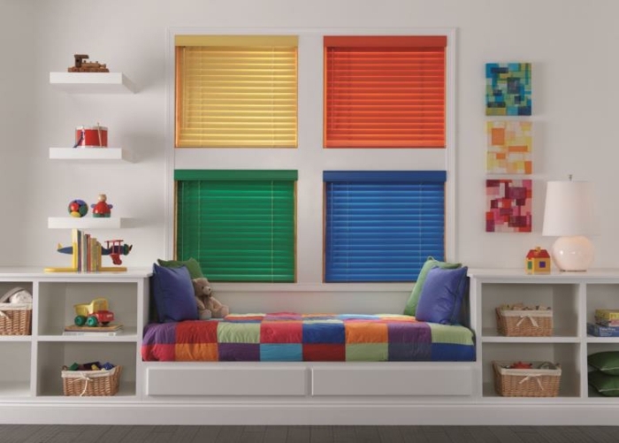 habitaciones juveniles modernas, cuatro ventanas con persianas de colores en amarillo, verde, azul y naranja