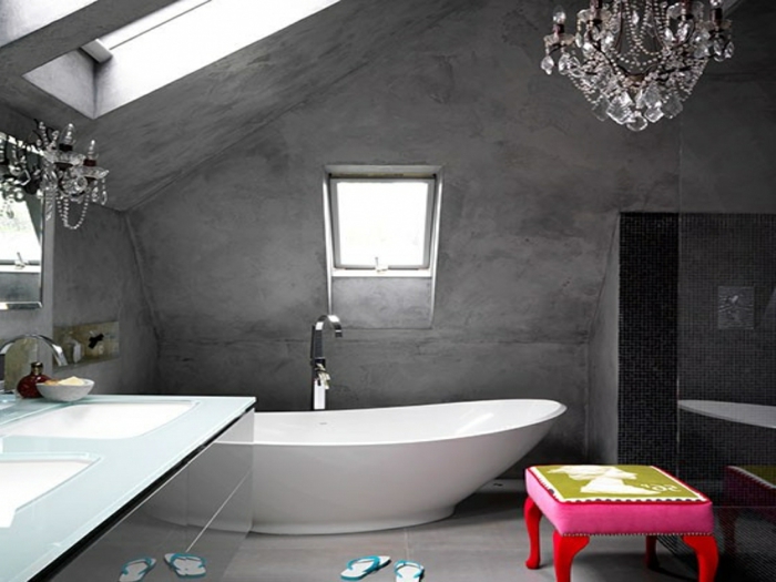 ideas de cuartos de baño de diseño en estilo vintage, espacio abuhardillado bañera moderna y candelabro vintage 