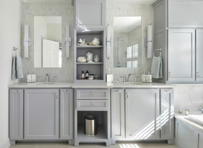 decoración en gris claro y blanco, cuarto de baño moderno y funcional con bañera empotrada 