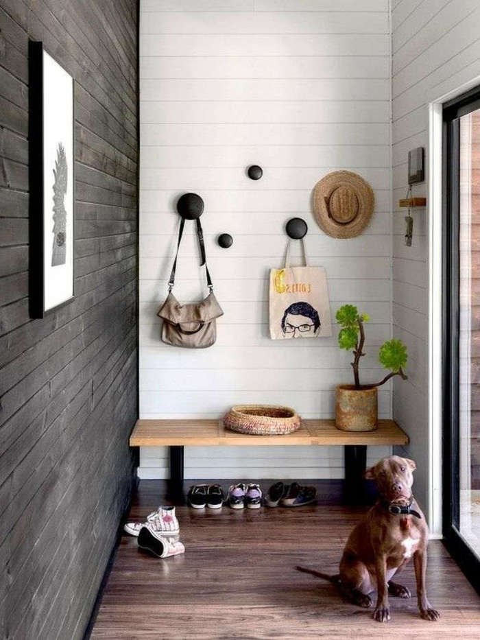 entraditas pequeñas decoradas con estilo, pequeño banco de madera, decoración en las paredes 