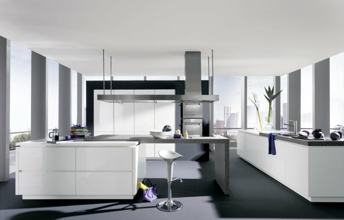 decoración de cocinas blancas pequeñas abiertas al salón, suelo en gris, dos islas multifuncionales y bonita vista 