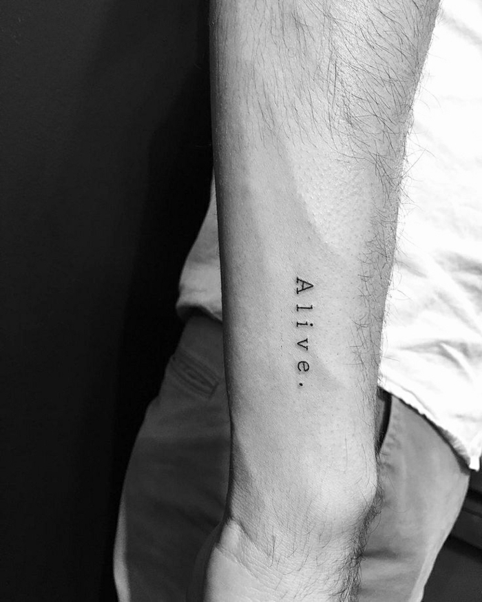 los tatuajes con letras más originales, bontias ideas de tatuajes brazo hombre en el antebrazo 