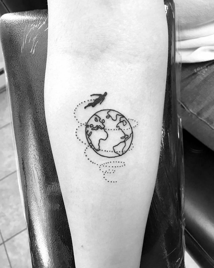 más ideas de tatuajes para los amantes de los viajes, tattoo antebrazo super original con significado 