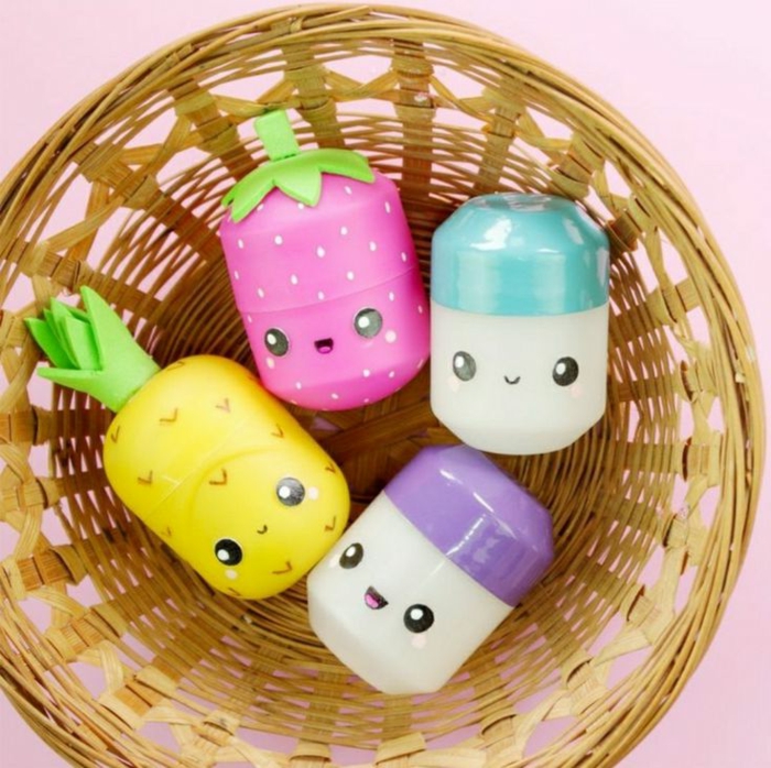 ideas para regalos de cumpleaños, cajas de huevos Kinder con pegatinas como ojos de diferentes colores