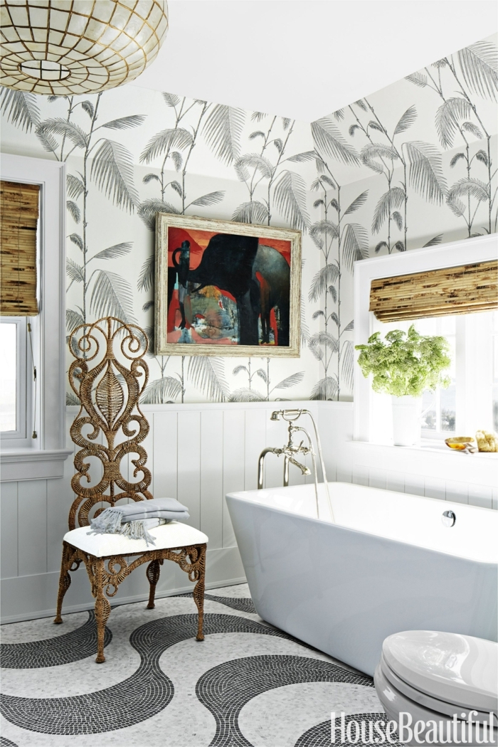 cuarto de baño decorado en estilo ecléctico con paredes decoradas con motivos botánicos 