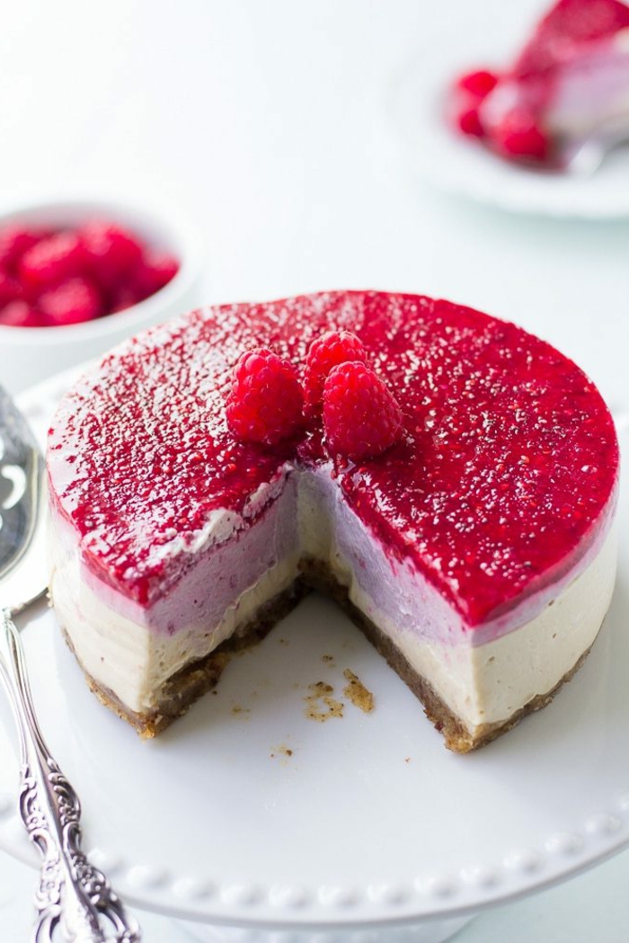 tarta de frutos rojos y queso crema, ideas de postres irresistibles para sorprender a tus invitados 