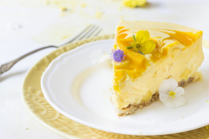 postres faciles y rapidos sin horno para hacer en verano, preciosa torta a base de cheesecake con mango 