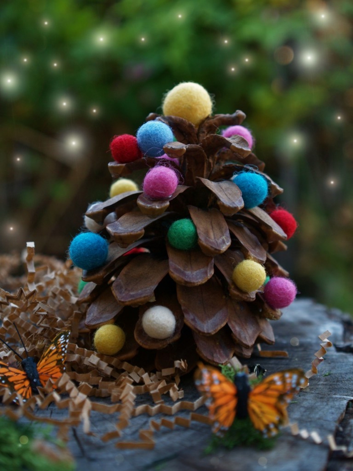 decoración de piña con pompones coloridos, manualidades faciles de hacer en casa en Navidad 