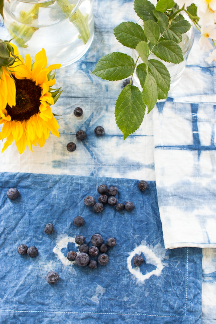 ideas de decoración casera para el verano, mantel DIY hecho con pintura acuarela en blanco y azul