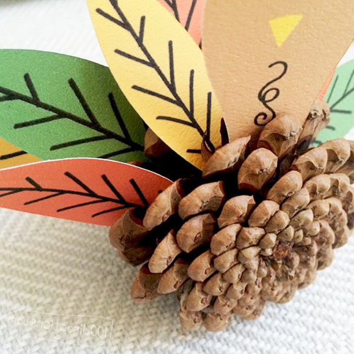 ideas de manualidades infantiles fáciles de hacer para decorar la casa en otoño, pequeñas figuras en forma de pavos 